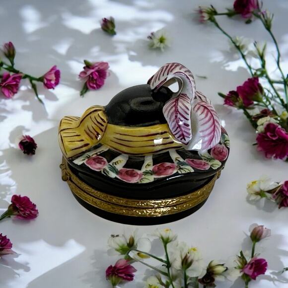 Limoges Peint Main Plumed Ladies Spring Hat Porcelain Trinket Box France